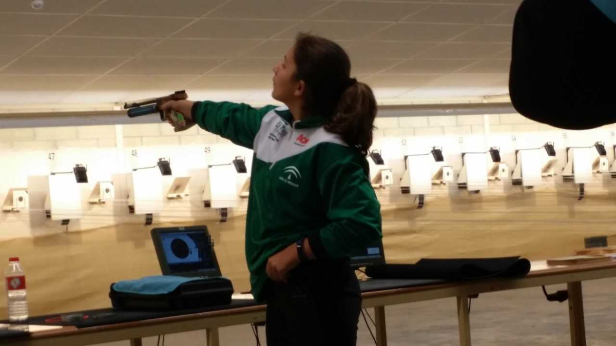 Inés dando en la diana en la serie final.