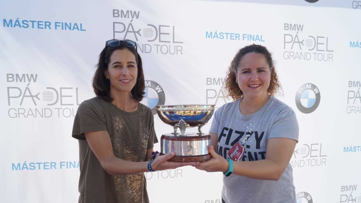 Las campeonas con su trofeo.