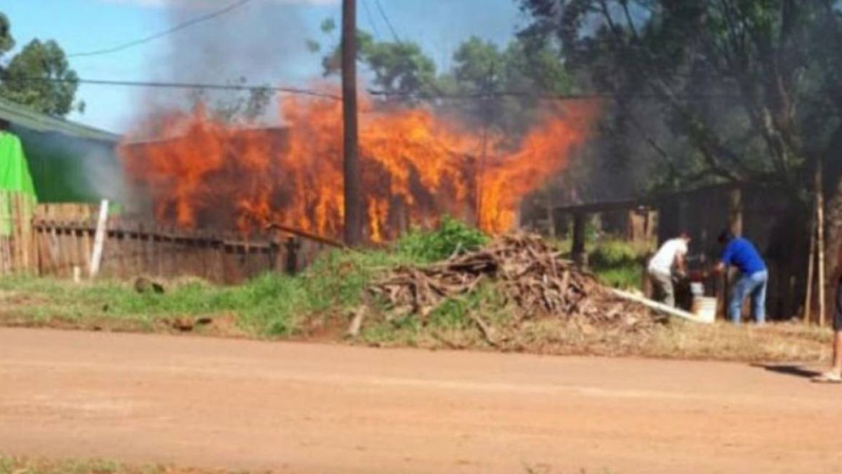 Imagen de la casa quemada en Apóstoles (Argentina) / El Territorio