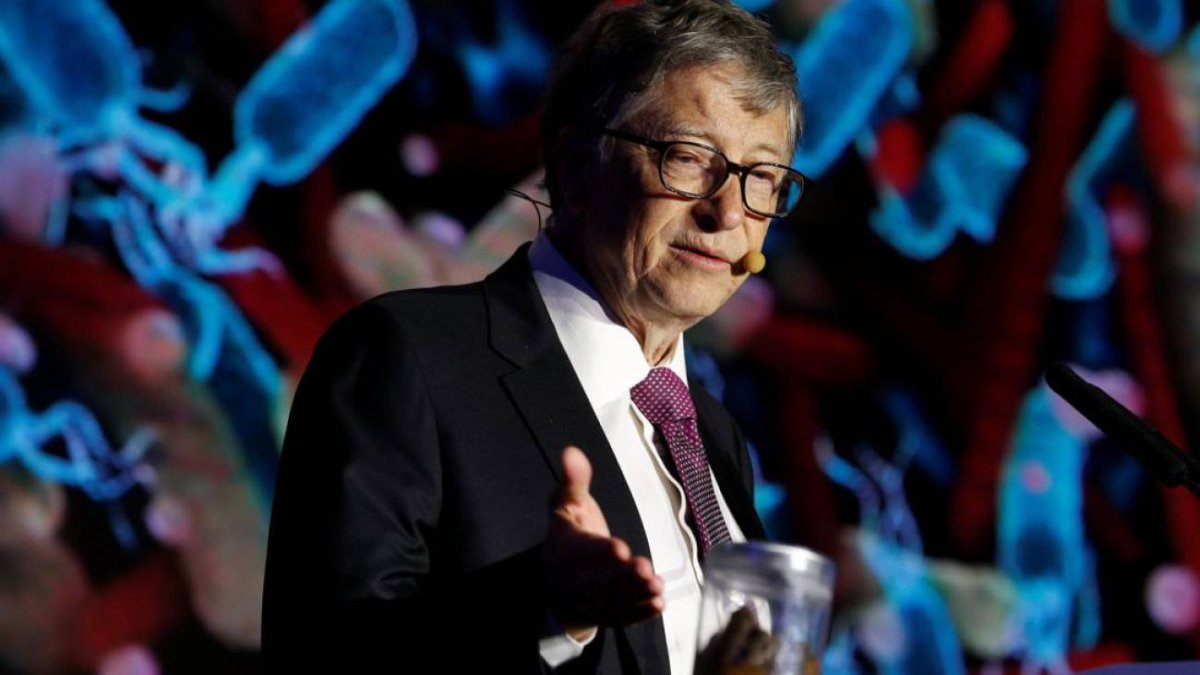 Bill Gates presentó su inodoro junto a un tarro de heces.