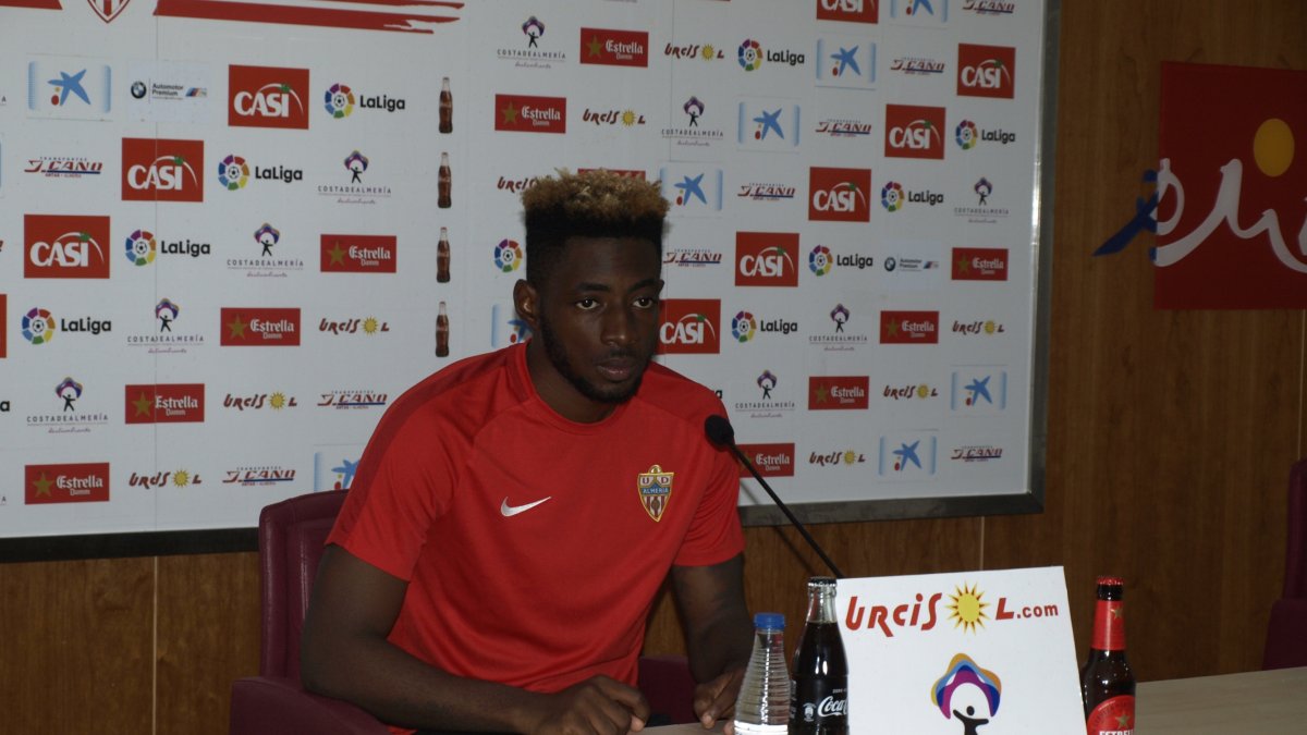 Yan Eteki en rueda de prensa.