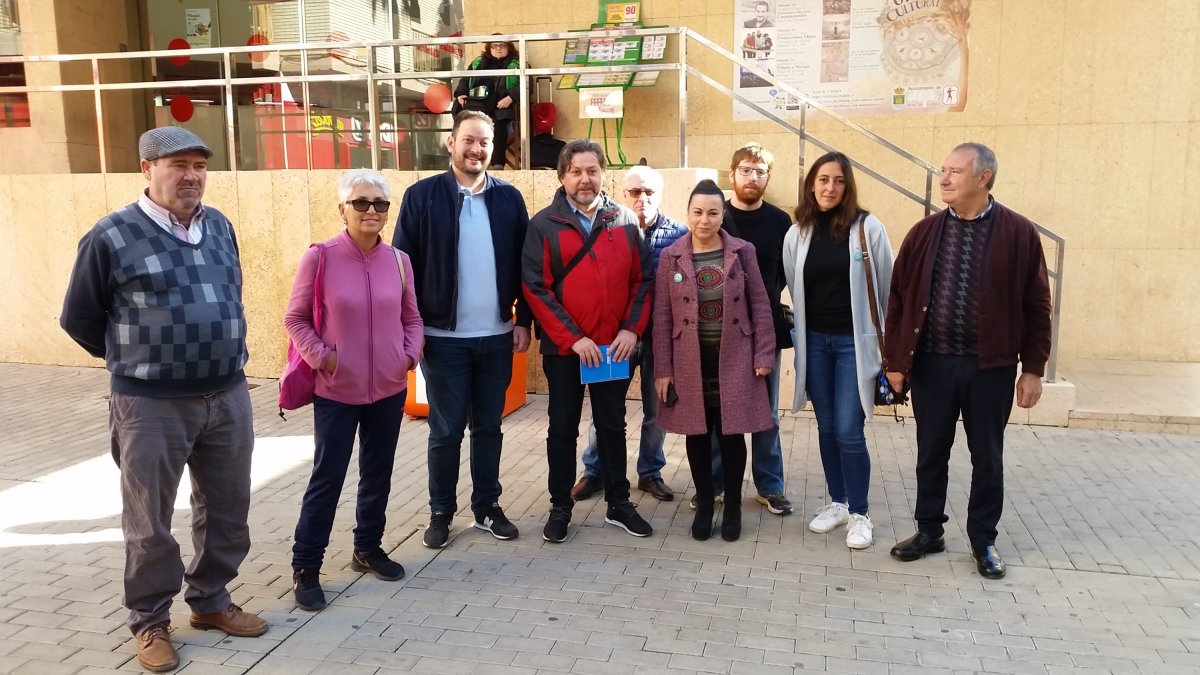 Comparecencia de miembros de IU y Podemos en el mercado de abastos.