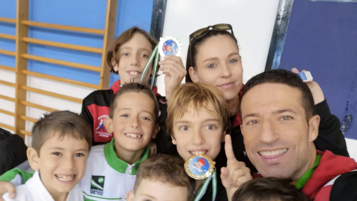 La familia de la EDM Kanku tras su gran éxito.