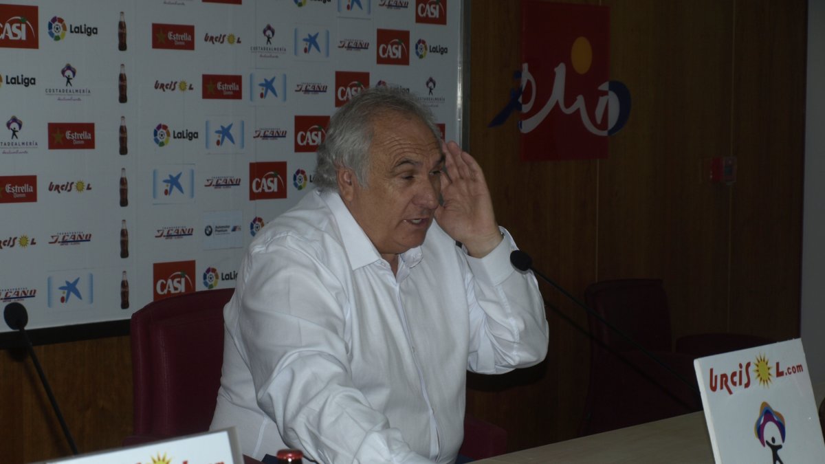 El presidente del Almería es bien recibido en el vestuario.