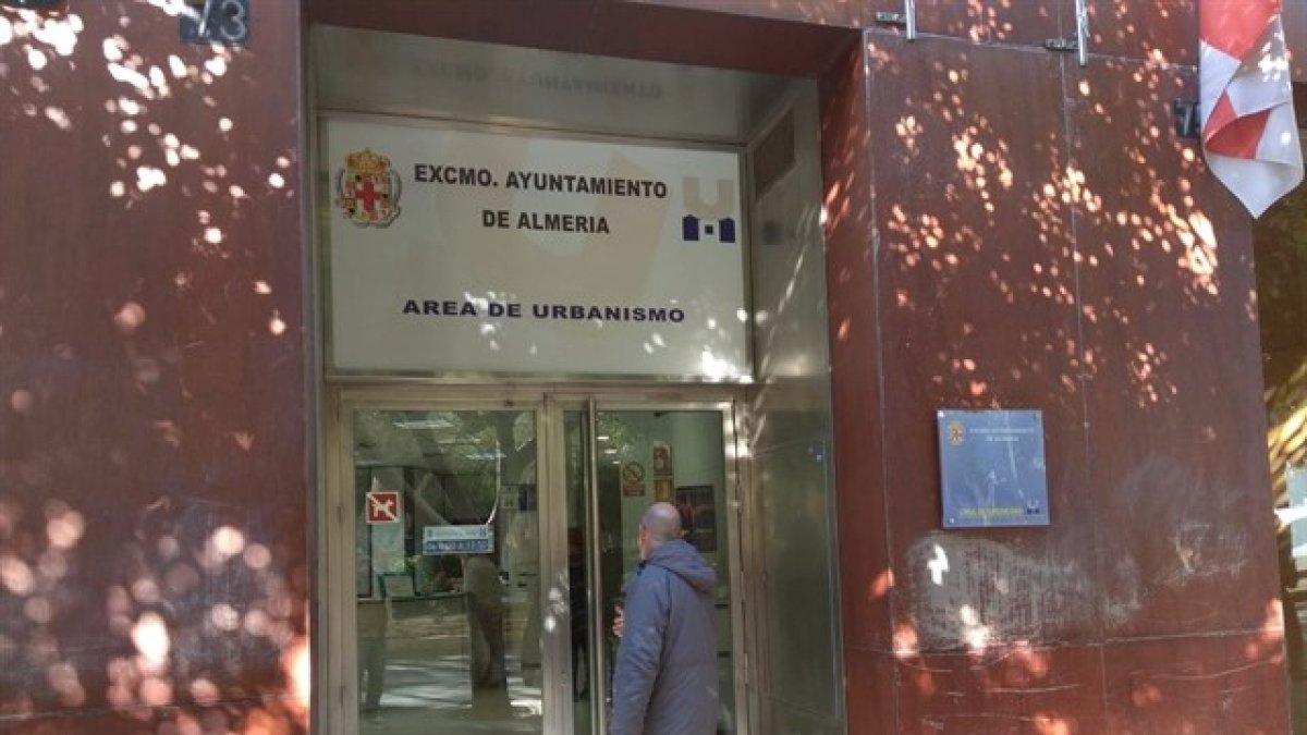 El policía estaba adscrito a la Sección de Especialidades del Area de Urbanismo.