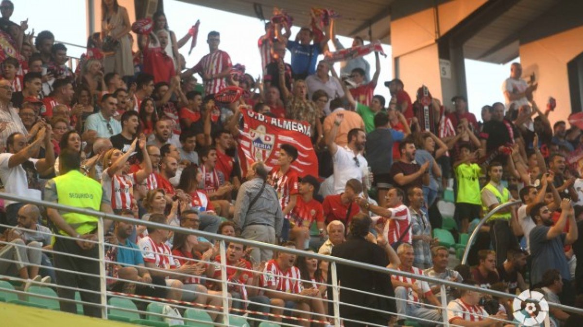 El Almería no estará solo en el Wanda Metropolitano.
