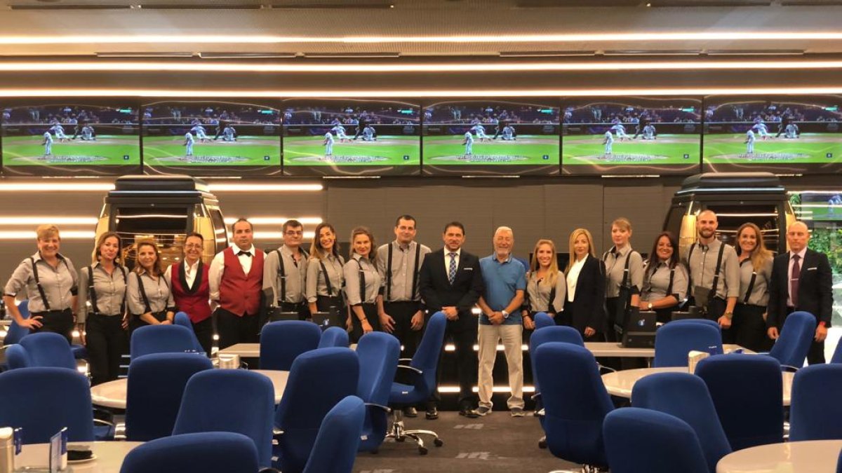 El equipo de profesionales con Juan Rodríguez, fundador del Bingo Reyes Católicos, en el centro