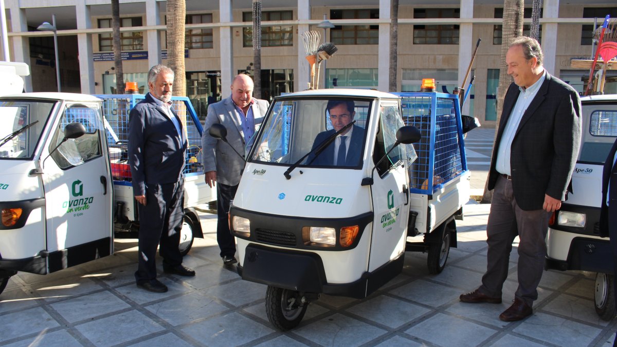 Francisco Góngora arrancando uno de los nuevos isocarros del servicio de limpieza.