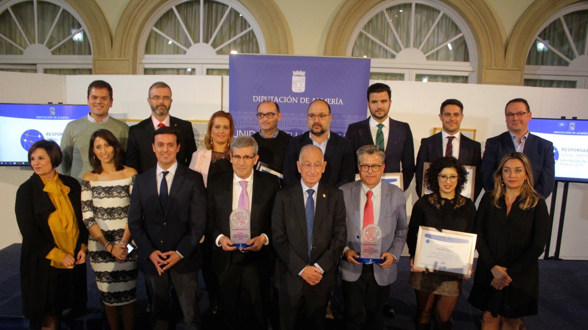 El presidente de la Diputación y las diputadas provinciales junto a los galardonados.