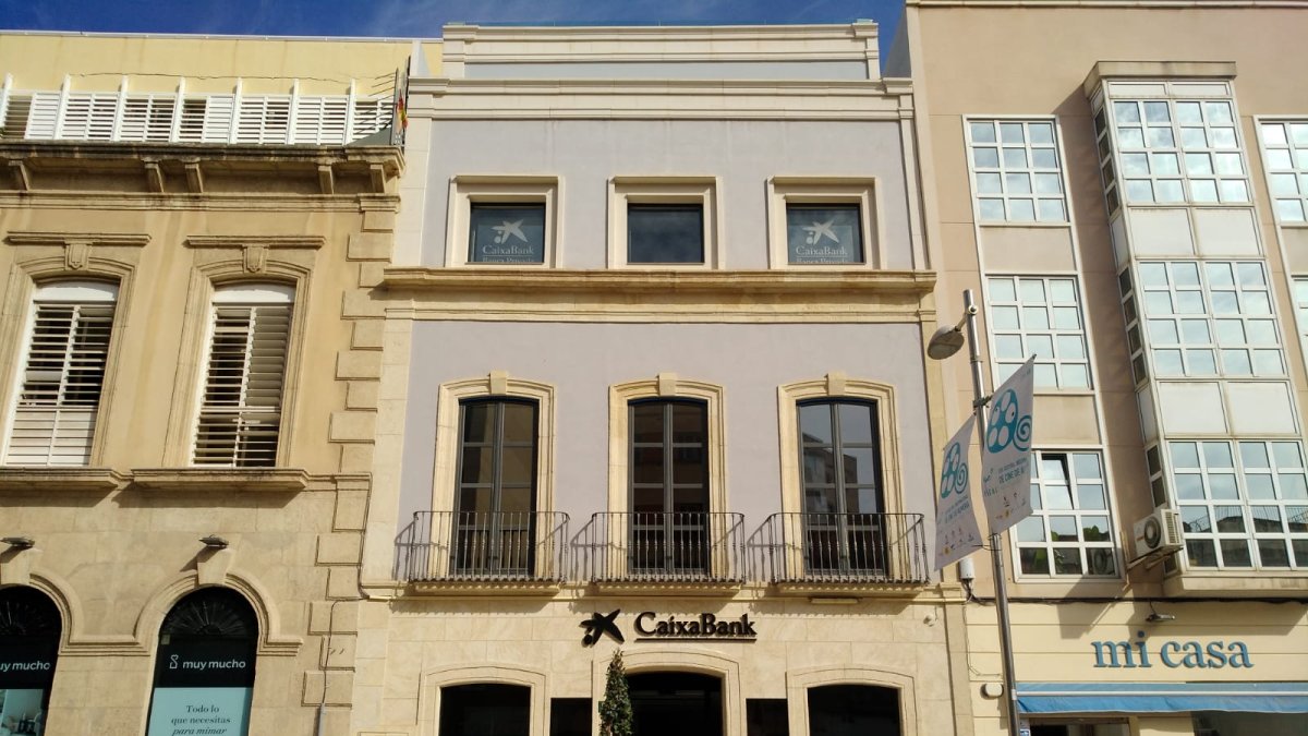 Imagen de Caixabank Store, a pocos metros de Puerta de Purchena.