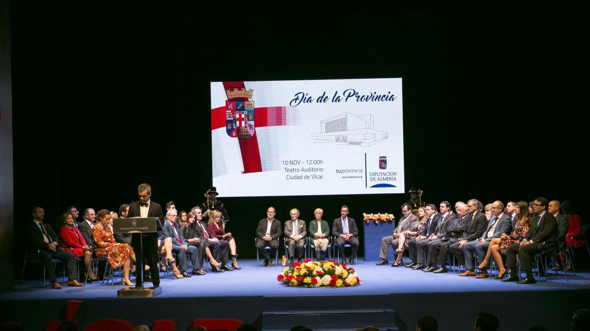Sobre el escenario del Teatro Auditorio ‘Ciudad de Vícar’ estuvieron los premiados en el Día de la Provincia 2018