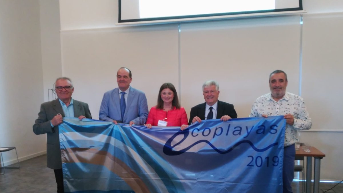 la concejala de Turismo, Luisa Barranco, recibiendo el distintivo