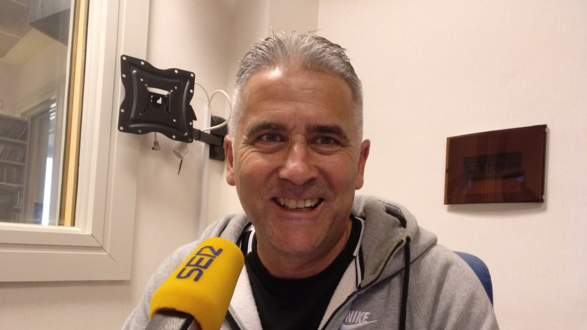 Pepe Morales en los estudios de la Cadena SER.