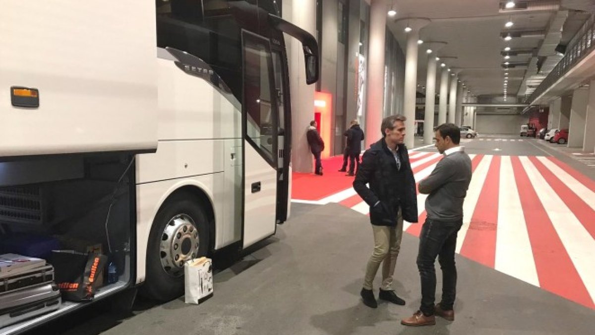 Corona y Fran Fernández, pensativos, antes de iniciar el viaje de regreso.