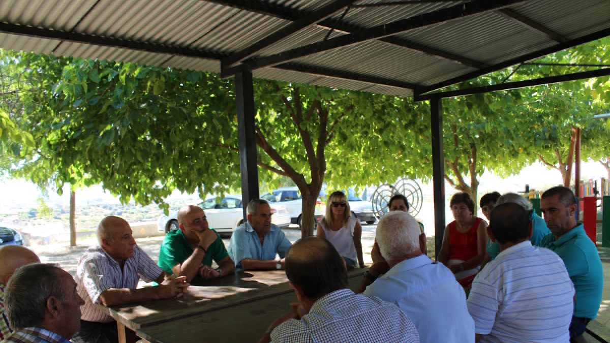 Encuentro entre el alcalde, Domingo Fernández, y varios vecinos.