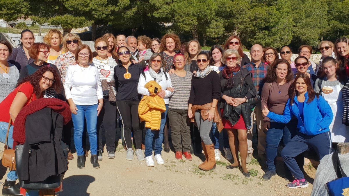 Foto de familia con las autoridades presentes y miembros de las Escuelas Infantiles y familiares.