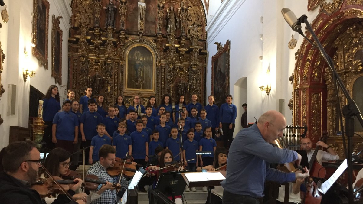 Grabación con los niños del Coro Infantil Pedro Mena.