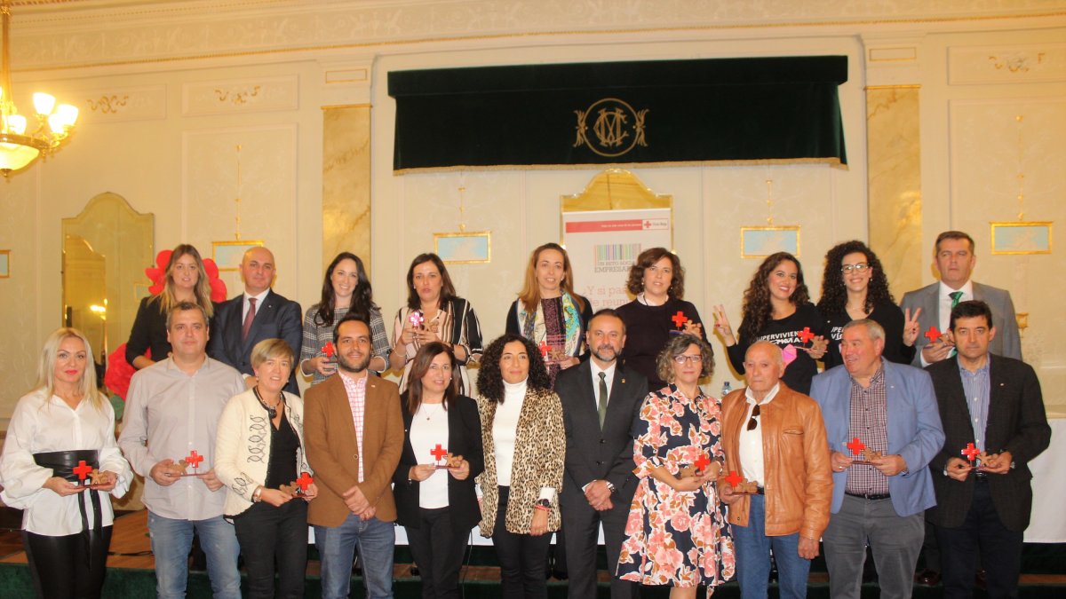 Los galardonados junto a los responsables de Cruz Roja, Ayuntamiento y Junta de Andalucía.