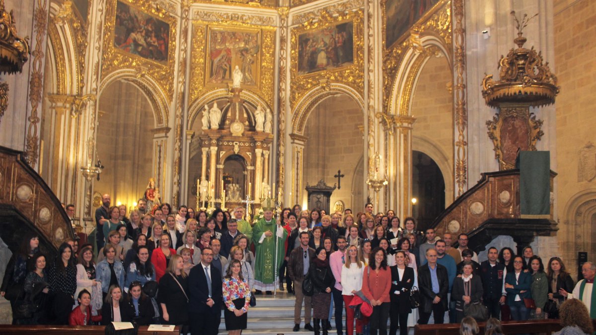 Más de un centenar de profesores de religión junto al obispo, el delegado episcopal y el canónigo en la Catedral.
