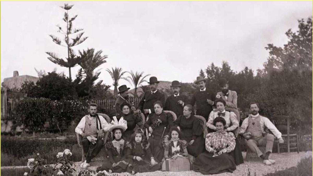 Familias Martínez Soler, Soler Márquez y Figuera de Vargas, enriquecidas con la minería, en el jardín del Cortijo de Campos, a finales del siglo XIX.