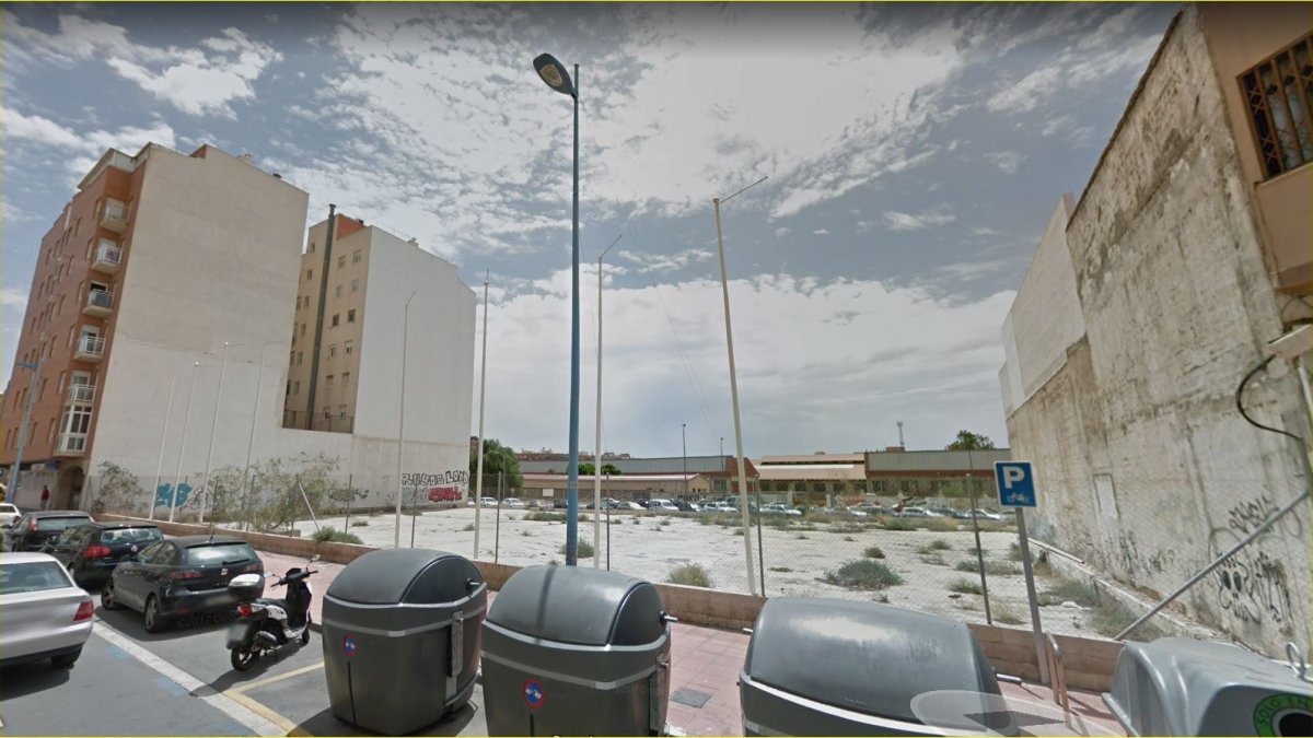 Solar en la Avenida de Montserrat, número 48, donde Sareb planea una promoción urbanística.