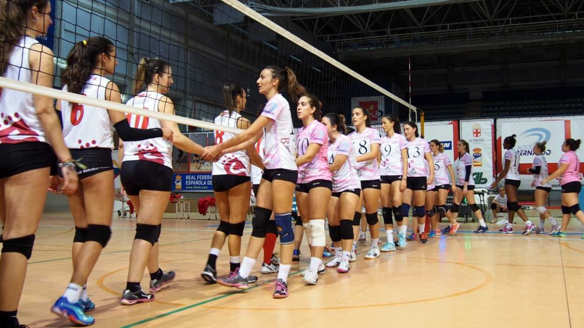 Las jugadoras de ambos equipos se saludan en la pista.