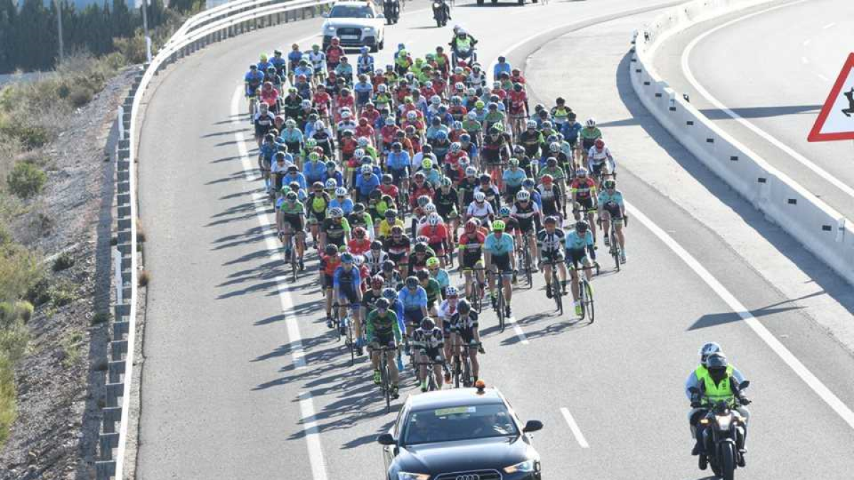 El pelotón de la Vuelta a Almería en la pasada edición.