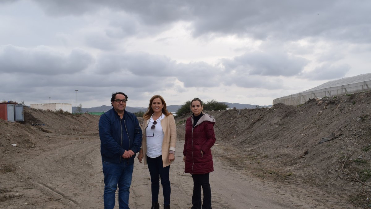 La alcaldesa Esperanza Pérez (centro) en una de las ramblas que forman parte del plan de actuación.