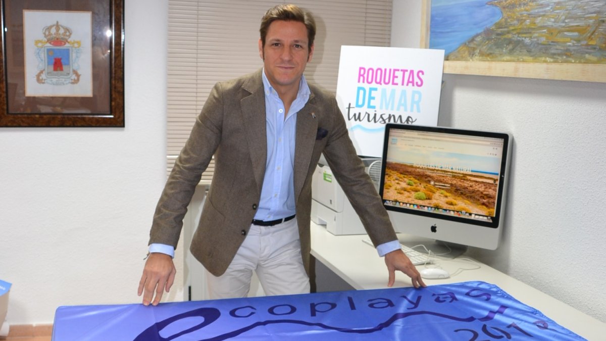 Luis Miguel Carmona, con la bandera que reconoce a La Ventilla como ‘Ecoplaya’.