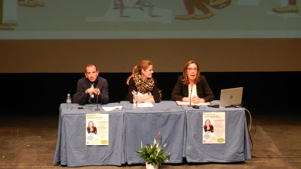 Eva Millet junto a la concejala de Servicios Sociales de El Ejido, Delia Mira, y el responsable de área.