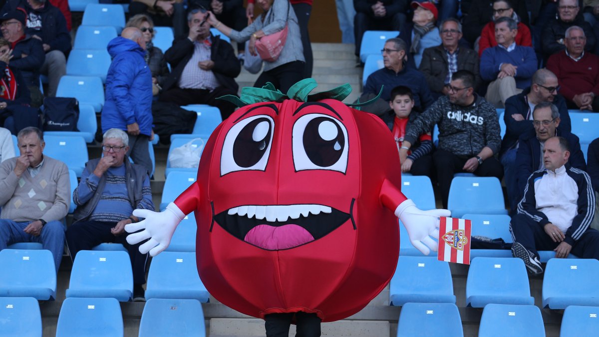 Al Almería que juega en casa solo le falta una mascota en el verde.