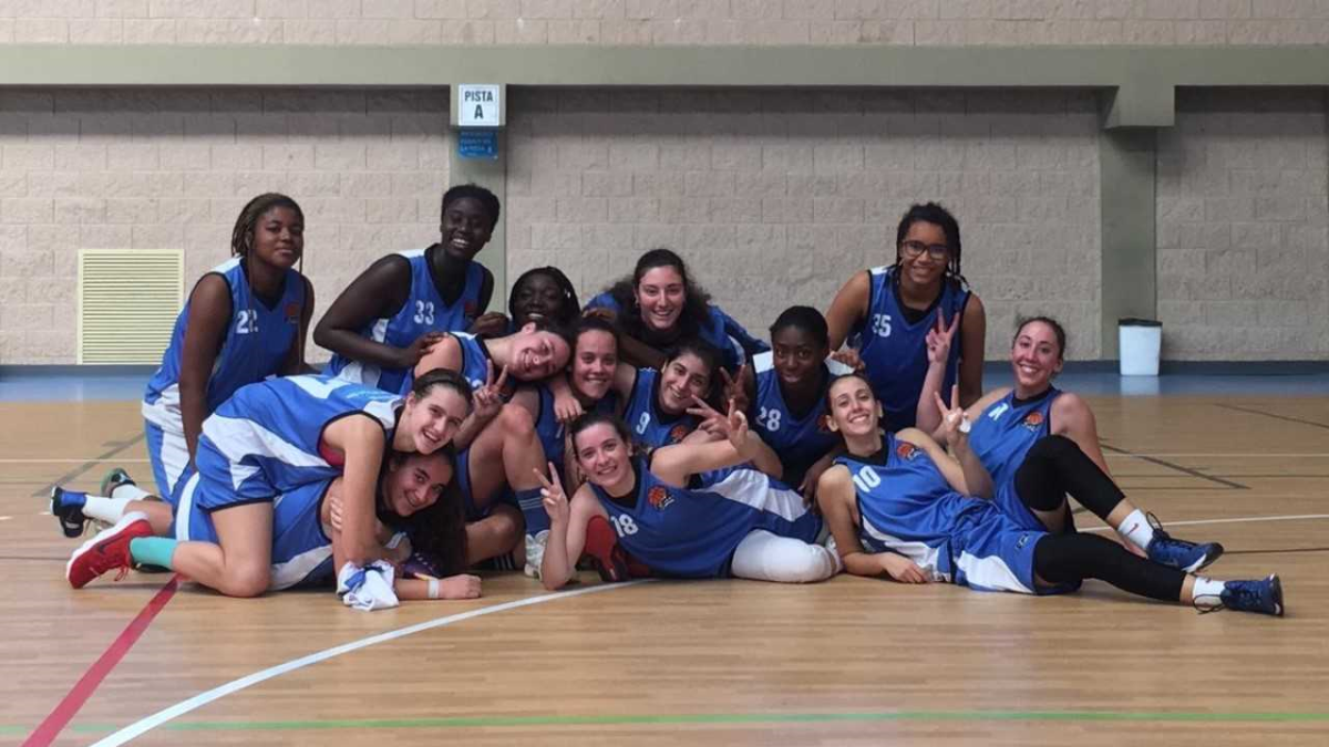 Las jugadoras roqueteras celebran en la pista.
