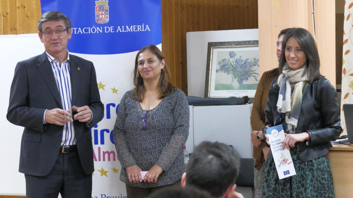 El alcalde de Adra, Manuel Cortes, junto a la diputada, Carmen Belén López, durante la visita al taller.