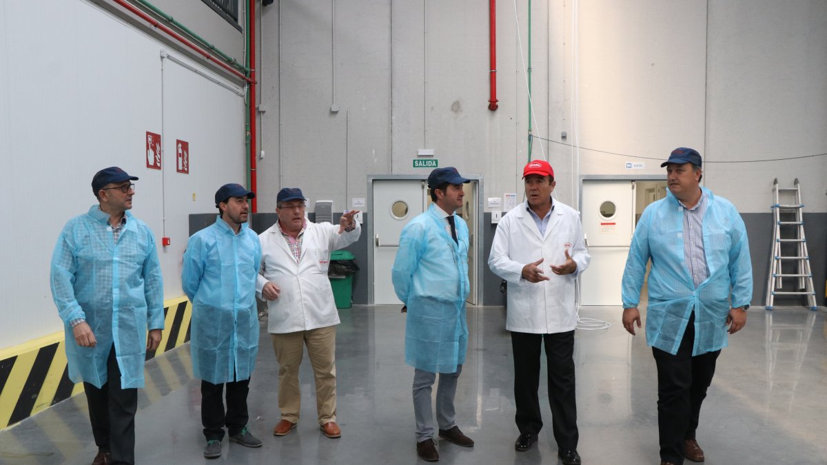 Francisco Góngoray Juan Antonio González, José Manuel Fernández durante la visita.