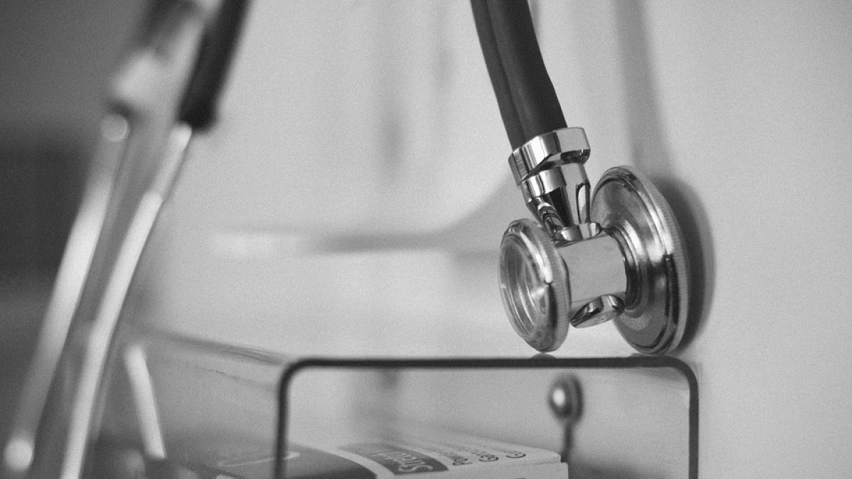 La menor muere a causa de una presunta negligencia médica .