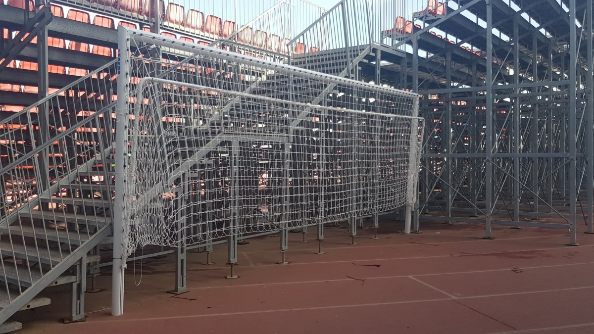 Las nuevas porterías, listas para ser colocadas.