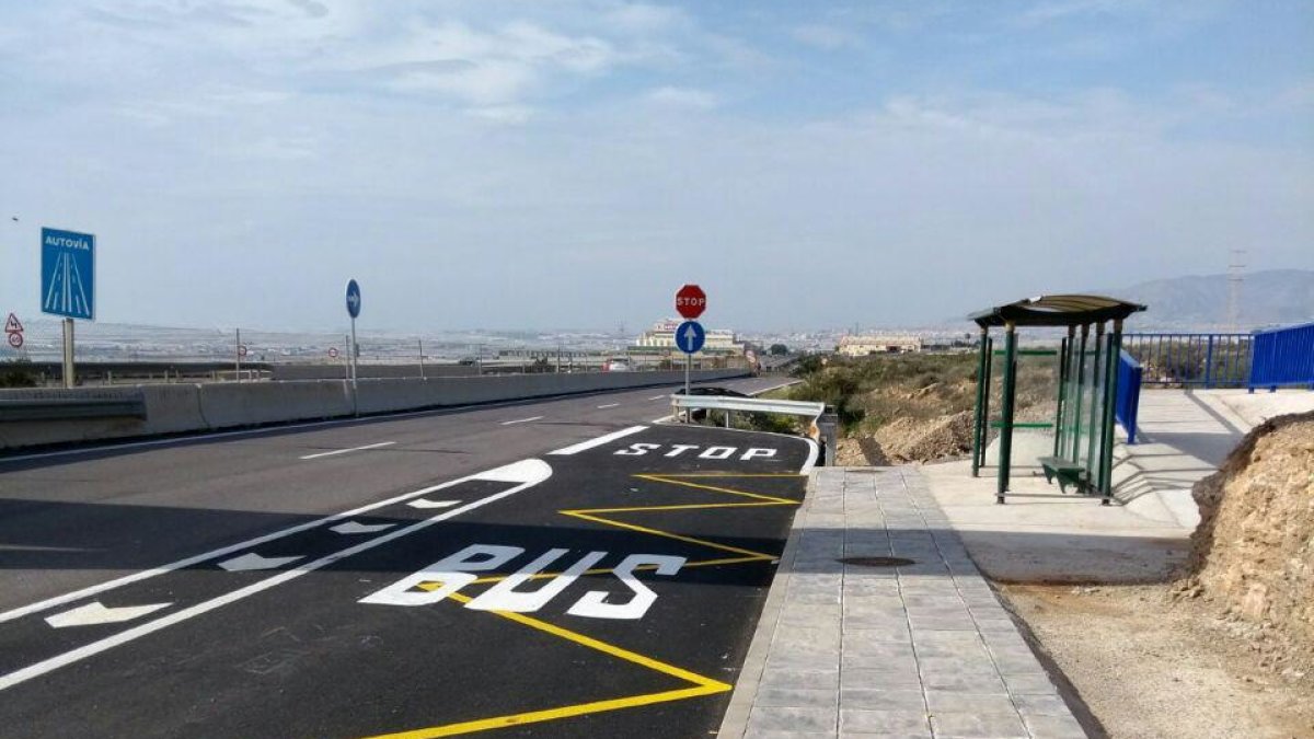 Marquesina de la nueva parada de bus en La Mojonera.