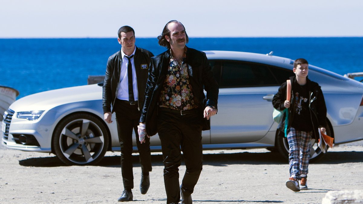 Luis Tosar, y tras él Mario Casas y Claudia Canal, en una escena de \'Toro\' rodada en Almería. (Foto: Julio Vergne)