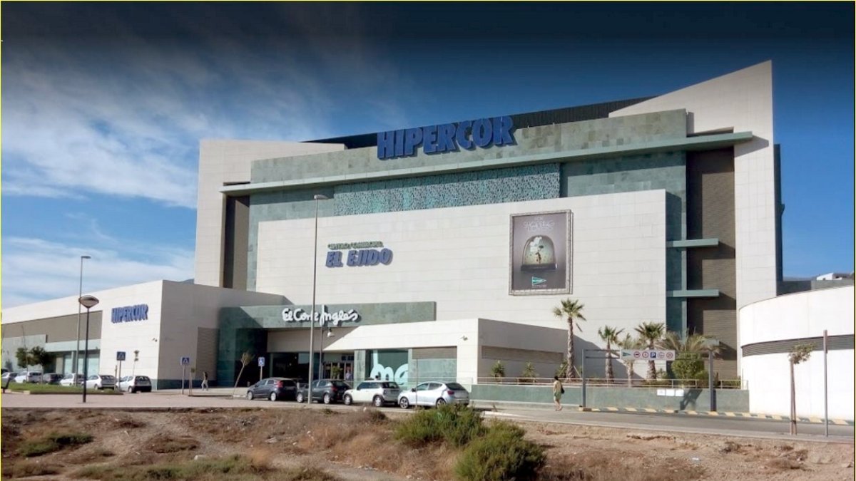 El Corte Inglés  de El Ejido se mantiene abierto desde hace ocho años y acaba de remodelar sus instalaciones.