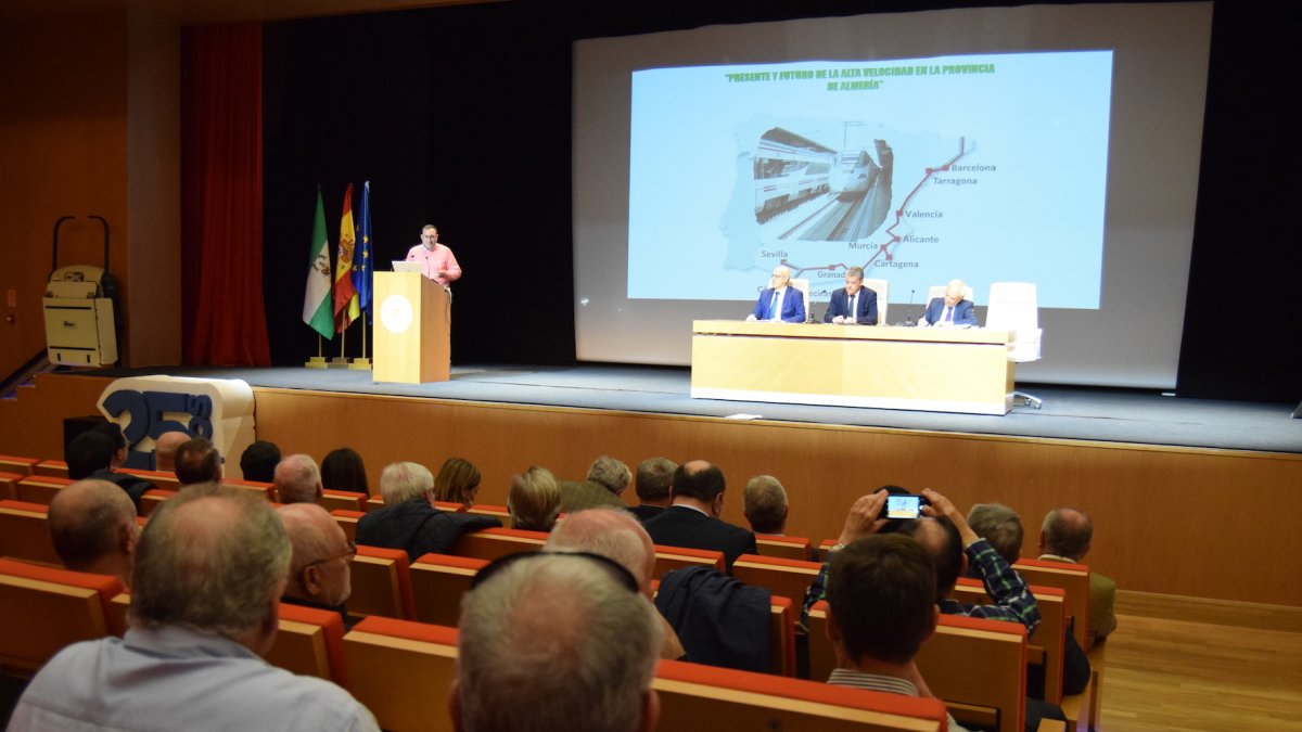 Un momento del debate sobre el AVE en la Universidad