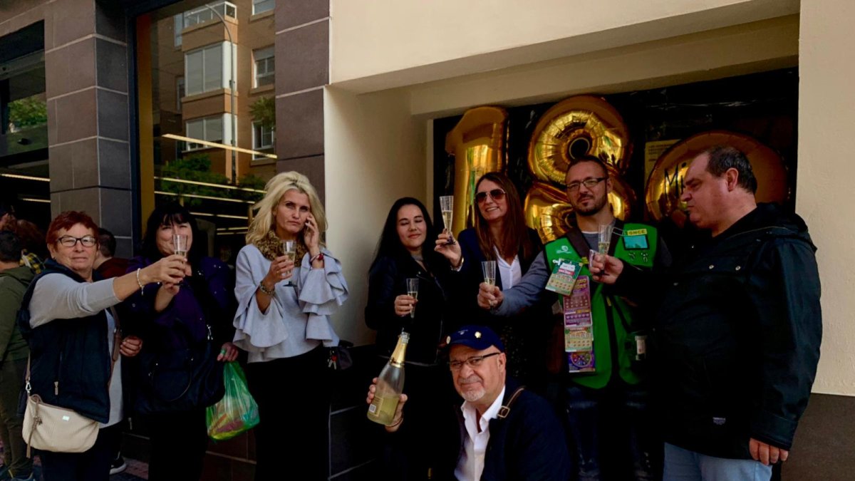 El vendedor rodeado de directivos de la ONCE y clientes habituales