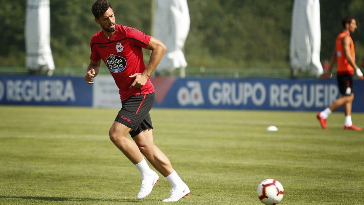 Pablo Marí entrenando con el Deportivo.