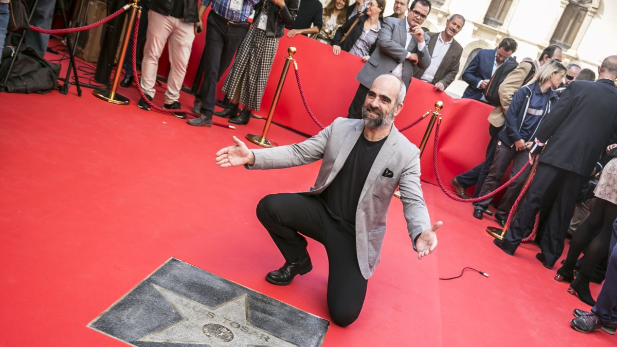 Luis Tosar posa ante su recién estrenada estrella.