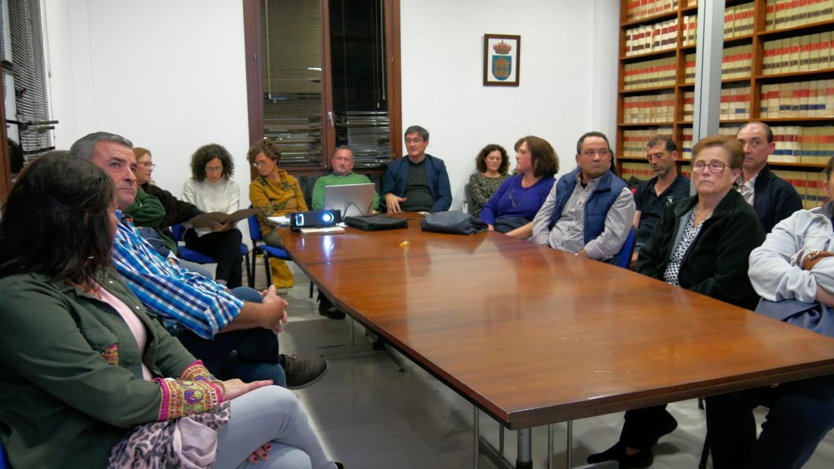 Reunión informativa en el consistorio abderitano.