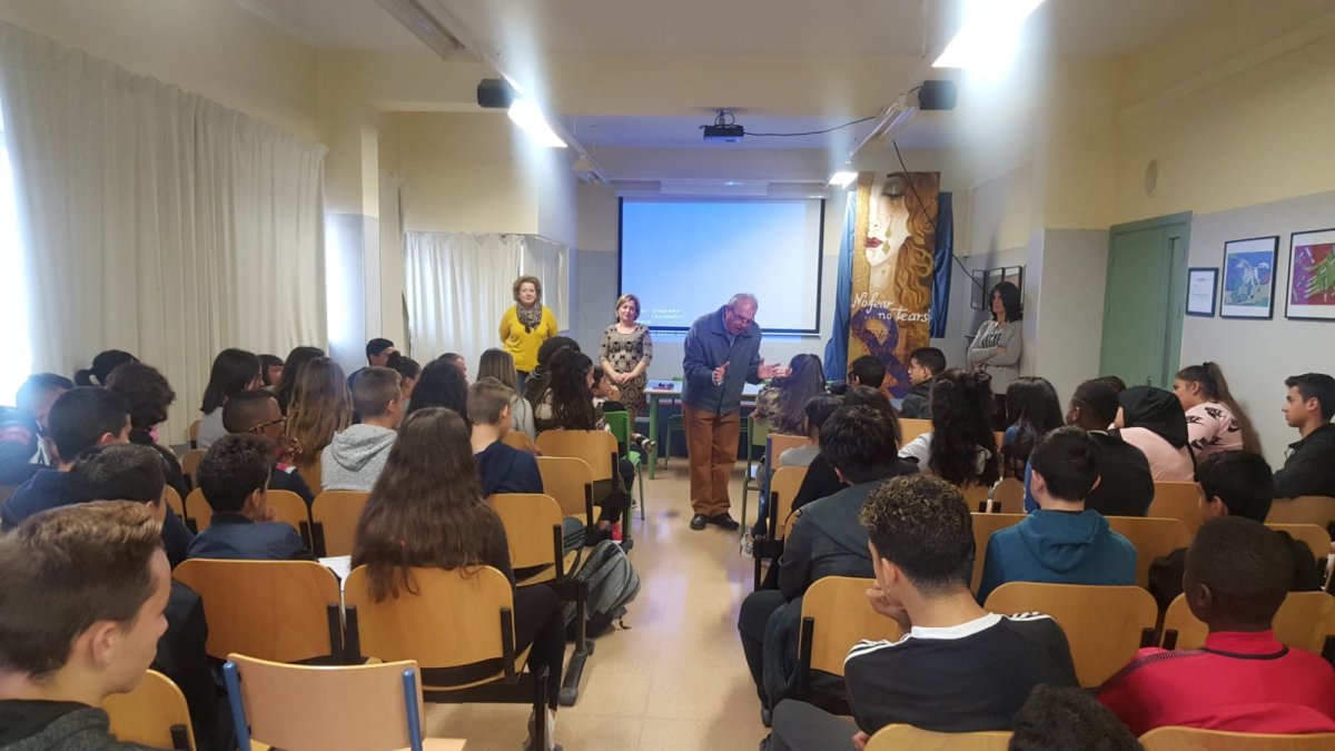 Antonio Bonilla responde a preguntas de alumnos.