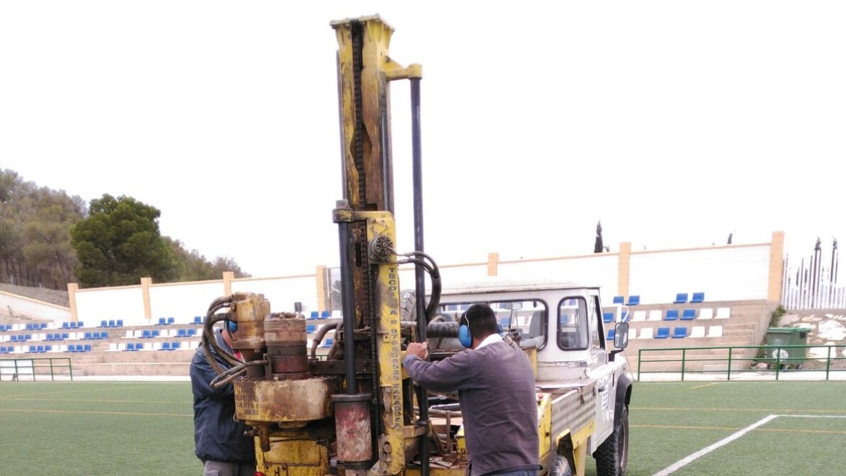 Técnicos realizando un estudio sobre la estabilidad del campo levantado sobre una escombrera años atrás.