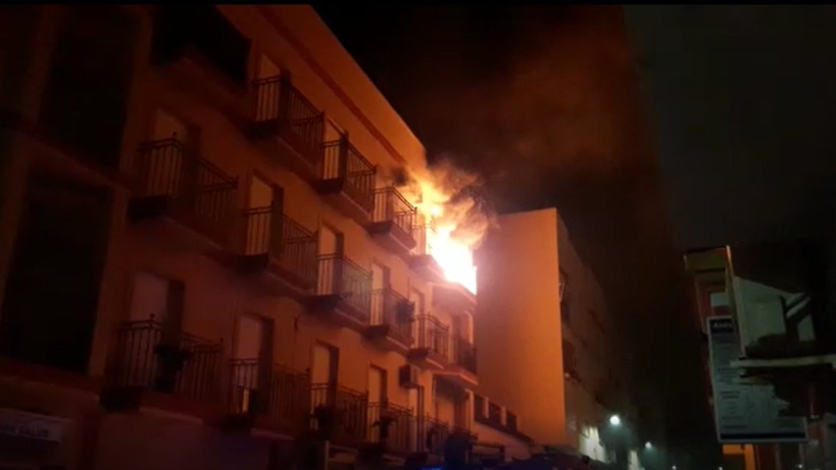 Imagen de la vivienda en las llamas desde el exterior.