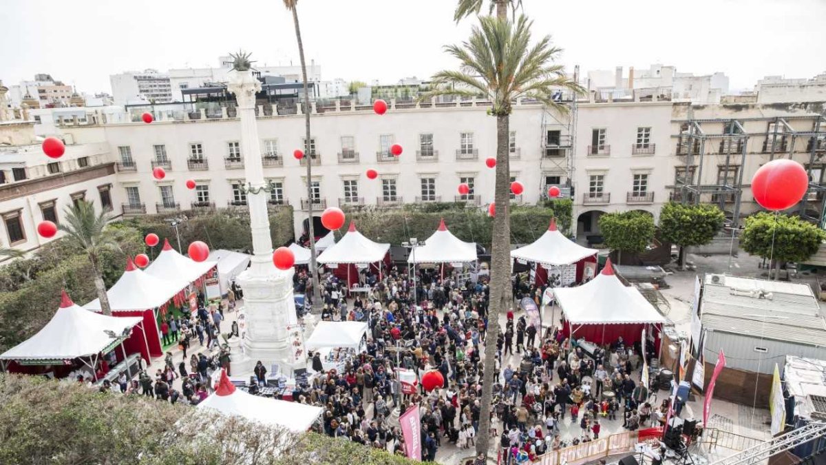 Imagen de la Plaza Vieja de Almería en el Día Mundial del Tomate 2017