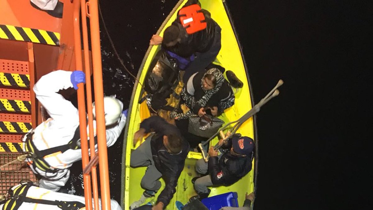 Momento del rescate de la patera en las inmediaciones de San José.