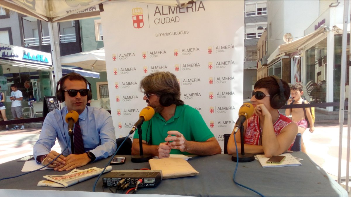 El alcalde, Ramón Fernández-Pacheco, junto con el conductor del programa, Fernando Cuadrado, y Lola González, periodista de LA VOZ.